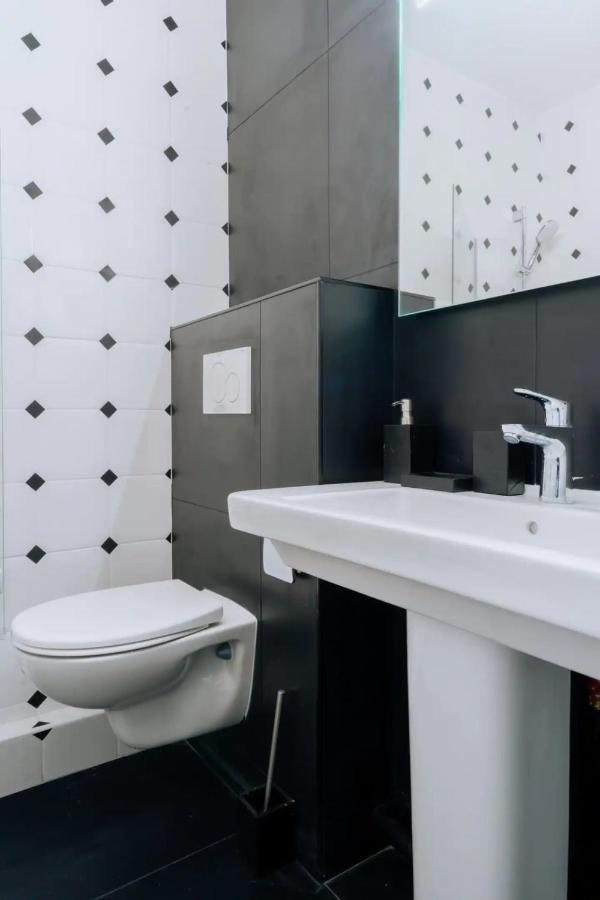 Stylish 2 Bedroom Apartment In ปารีส ภายนอก รูปภาพ